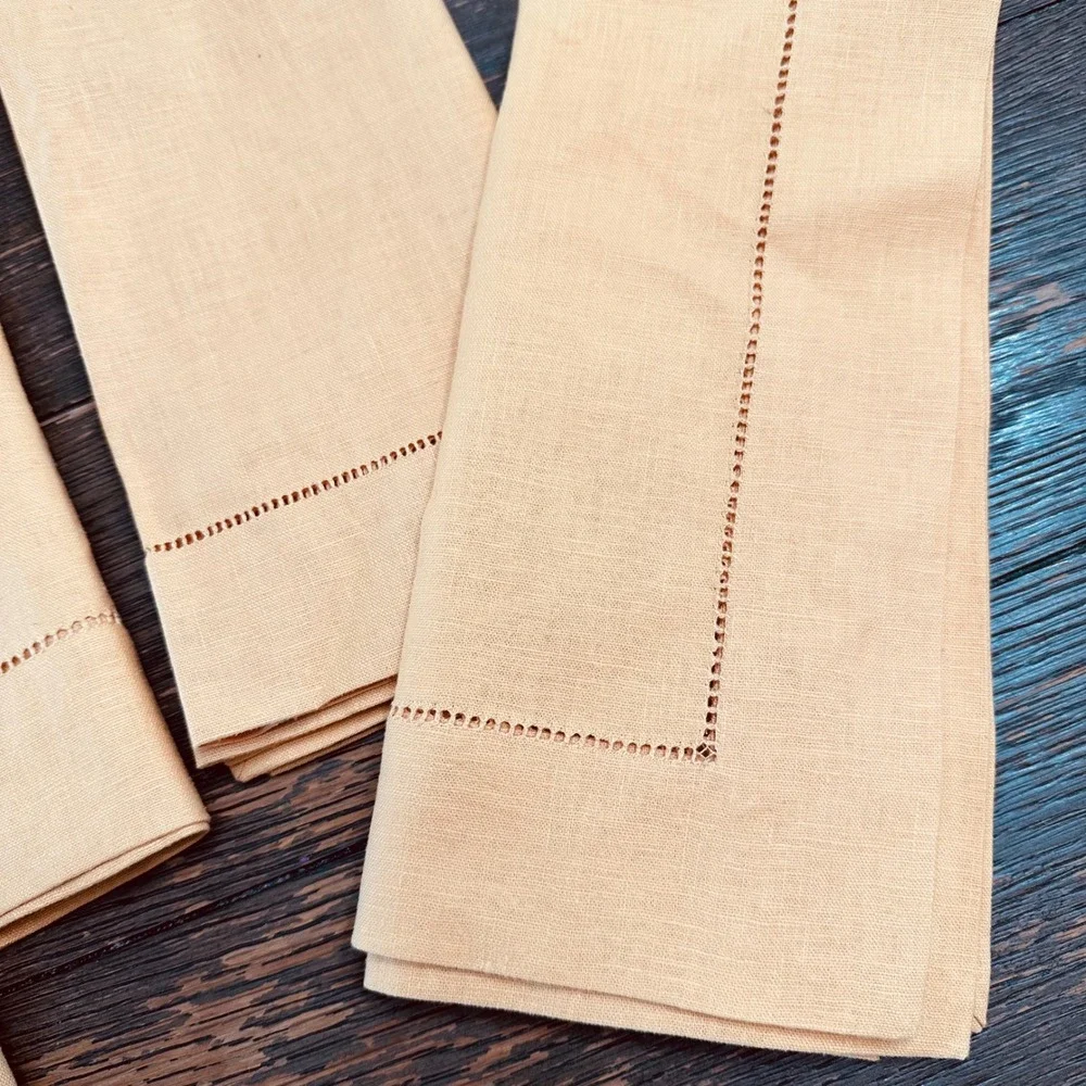 POTTERY BARN Hemstitched Dinner Napkins 4 Piece Linen Cotton Blend in Amber NEW